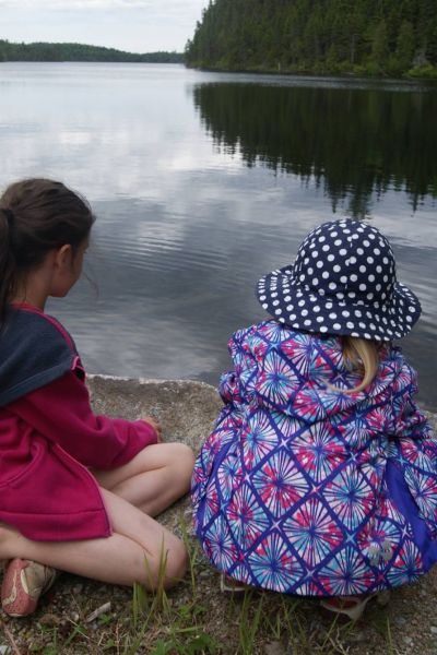 Lac des Baies enfants bord de eau